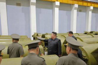 Kim Jong-un visita una planta clave de defensa e inspecciona la producción de misiles (FOTOS)