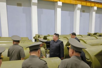 Kim Jong-un visita una planta clave de defensa e inspecciona la producción de misiles (FOTOS)