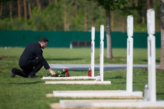 Exvocera de Zelenski destapa su nuevo "truco": así sacrificó Kiev su relación con un país de la OTAN por glorificar el nazismo
