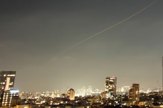 Israel e Irán intercambian ataques en una nueva escalada de tensiones en Oriente Medio
