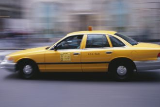 VIDEO: Taxistas y conductores de aplicaciones se enfrentan a golpes en una sesión pública