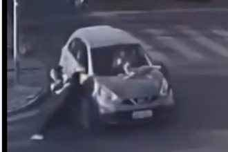 VIDEO FUERTE: Atropellan a una familia y un bebé queda atrapado en el capó del vehículo