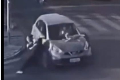 VIDEO FUERTE: Atropellan a una familia y un bebé queda atrapado en el capó del vehículo