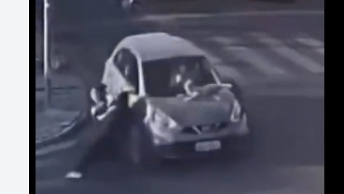 VIDEO FUERTE: Atropellan a una familia y un bebé queda atrapado en el capó del vehículo