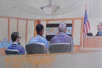 "Le atravesó el corazón": Fotos de autopsia estremecen a jurado en el juicio de un joven que apuñaló a otro