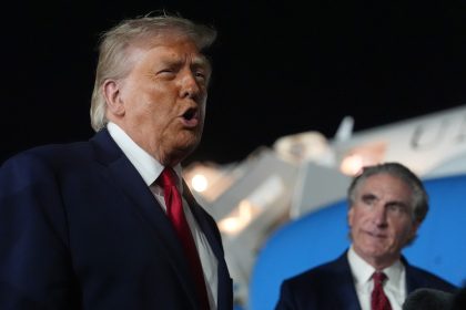 Trump menciona una estrategia más efectiva que "los bombardeos" para presionar a Irán