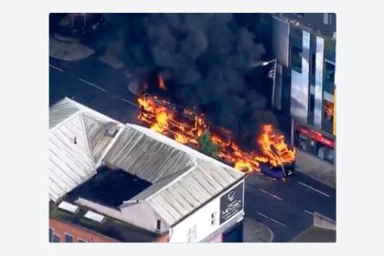 VIDEO: Manifestantes prenden fuego a un autobús en fuertes protestas en Belfast