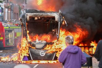 Quemas de coches y disturbios: ciudad británica se hunde en el caos durante violentas protestas contra inmigrantes (VIDEOS)