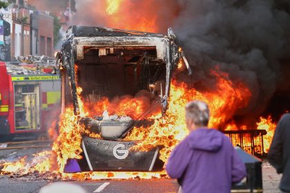 Quemas de coches y disturbios: ciudad británica se hunde en el caos durante violentas protestas contra inmigrantes (VIDEOS)