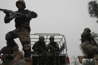Afganistán acusa a Pakistán de lanzar ataques aéreos mortales contra su territorio