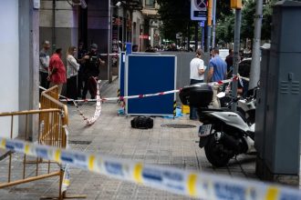 Matan a un hombre a plena luz del día delante de una Comisaría durante la visita del papa a Barcelona