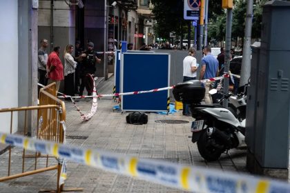 Matan a un hombre a plena luz del día delante de una Comisaría durante la visita del papa a Barcelona
