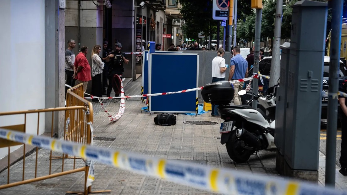 Matan a un hombre a plena luz del día delante de una Comisaría durante la visita del papa a Barcelona