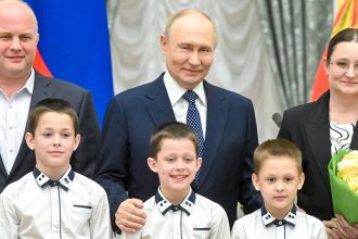 Putin califica de "absurdo" y "auténtico delirio" las sanciones occidentales contra campamentos infantiles en Rusia
