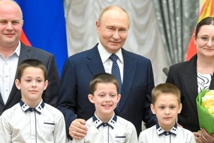 Putin califica de "absurdo" y "auténtico delirio" las sanciones occidentales contra campamentos infantiles en Rusia