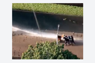 VIDEO: Cañones de agua dispersan nueva jornada de protestas antimigrantes en Irlanda del Norte