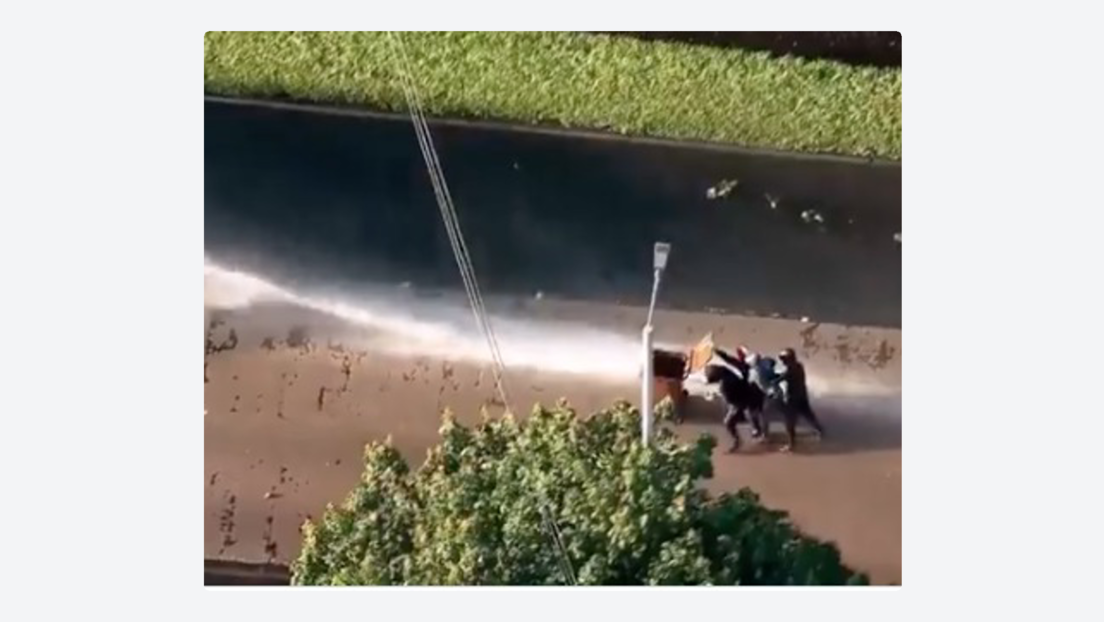 VIDEO: Cañones de agua dispersan nueva jornada de protestas antimigrantes en Irlanda del Norte