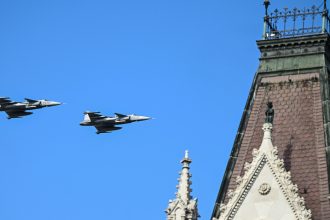 Alerta máxima en Hungría: cazas interceptaron un vuelo israelí tras perder contacto por radio