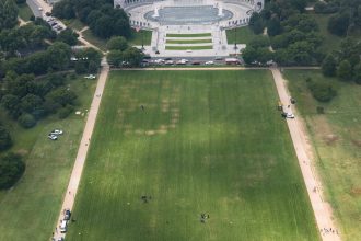 Investigan aparición de enorme inscripción con los números '8647' en el National Mall de Washington