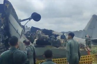 Un avión de transporte de la Fuerza Aérea India se estrella al aterrizar (VIDEO)