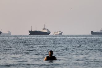 Más de 1.000 barcos esperan cruzar el estrecho de Ormuz en medio de negociaciones entre Irán y Omán
