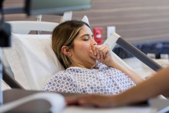 Este importante hábito de higiene personal podría reducir el riesgo de una neumonía