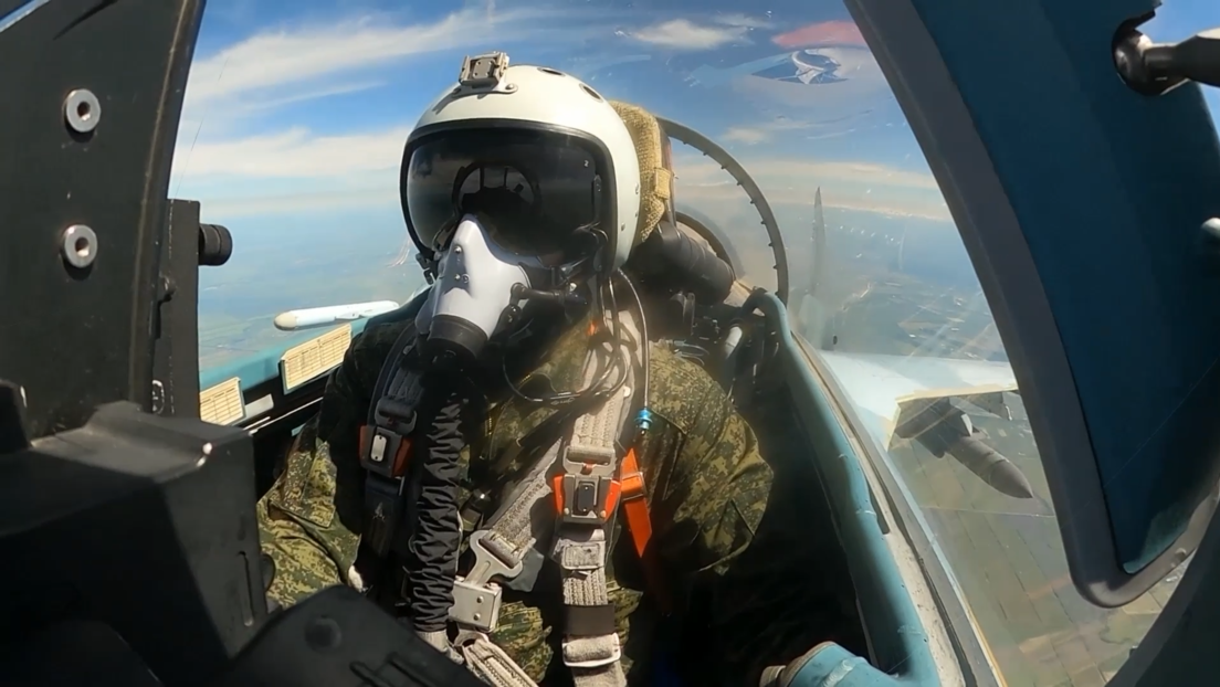 VIDEO: Caza Su-35S cubre a helicópteros rusos durante ataques contra posiciones ucranianas
