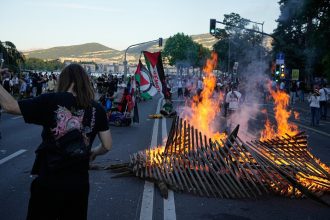 VIDEOS: Violentos disturbios y enfrentamientos con la Policía en una marcha contra el G7