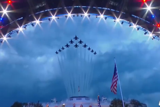 VIDEO: Cazas sobrevuelan la Casa Blanca durante la apertura del evento 'UFC Freedom 250'