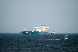 Bloomberg: Los armadores reciben con cautela el plan para reabrir el estrecho de Ormuz