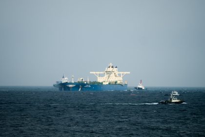 Bloomberg: Los armadores reciben con cautela el plan para reabrir el estrecho de Ormuz