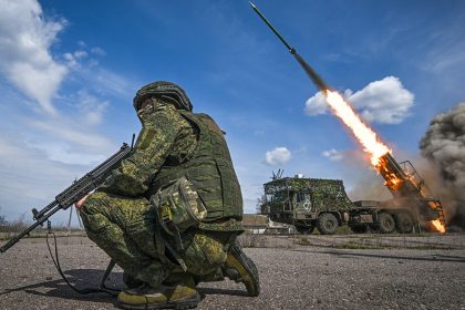 Kiev evacúa piezas clave de industria de tres bastiones en Donbass