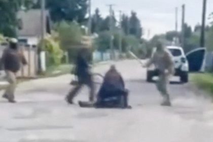VIDEO: Hombre armado con una pala salva a su vecino de la movilización forzosa en Ucrania