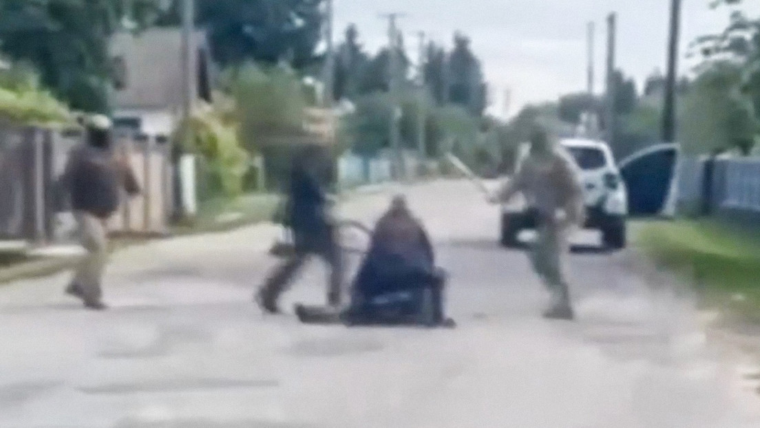 VIDEO: Hombre armado con una pala salva a su vecino de la movilización forzosa en Ucrania
