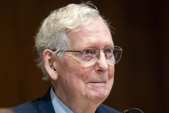Hospitalizan al senador republicano Mitch McConnell a meses de su retiro