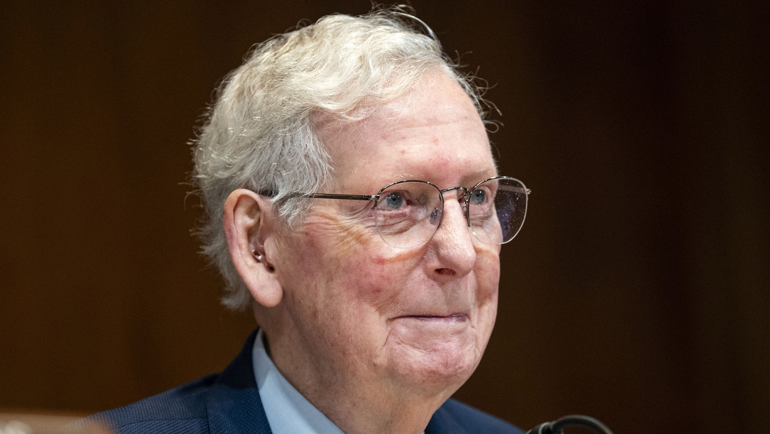 Hospitalizan al senador republicano Mitch McConnell a meses de su retiro