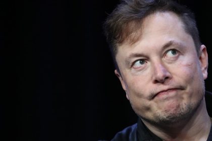 Musk expone el "verdadero objetivo" del Reino Unido detrás de la intención de prohibir redes sociales a menores