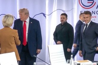 VIDEO: Zelenski 'persigue' a Trump en el G7, pero el mandatario parece ignorarlo