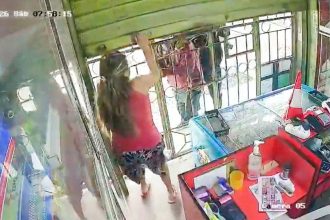 VIDEO: la intentan robar al minuto de abrir su tienda y se salva con esta rápida respuesta