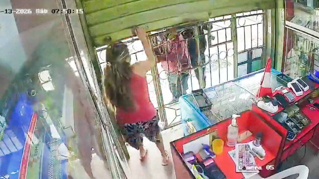 VIDEO: la intentan robar al minuto de abrir su tienda y se salva con esta rápida respuesta