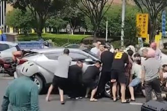 VIDEO: Una multitud levanta un auto para salvar a una madre y su hijo tras un accidente