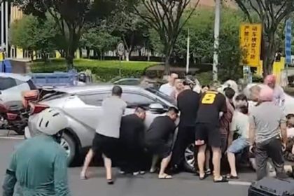 VIDEO: Una multitud levanta un auto para salvar a una madre y su hijo tras un accidente