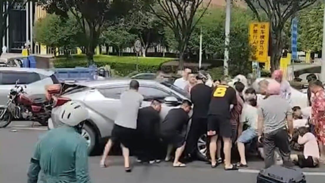 VIDEO: Una multitud levanta un auto para salvar a una madre y su hijo tras un accidente