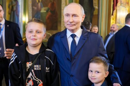 Residentes y turistas de una ciudad rusa reciben a Putin con aplausos (VIDEO)