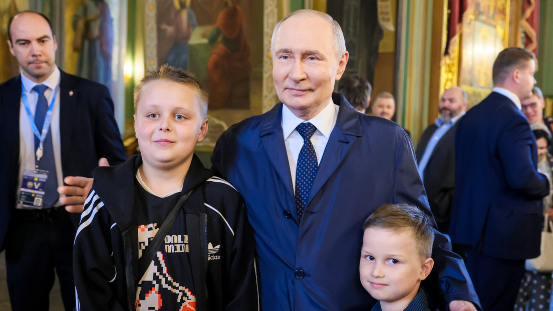 Residentes y turistas de una ciudad rusa reciben a Putin con aplausos (VIDEO)