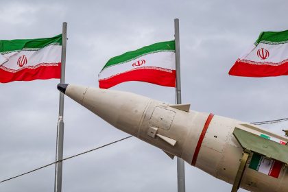 Trump asevera que Irán debe tener algunos misiles balísticos: "No son el problema"