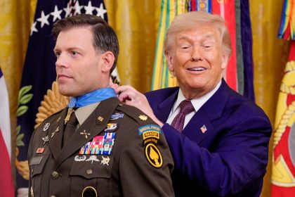 VIDEO: Risas en la Casa Blanca mientras Trump lucha con una medalla