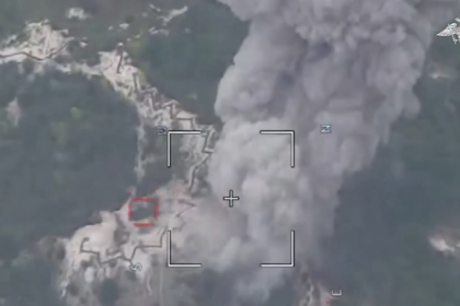 VIDEO: Bomba guiada rusa reduce a cenizas un punto de despliegue de las tropas ucranianas