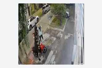 VIDEO: Le roban la moto, pero la recupera con un 'eléctrico' y doloroso método
