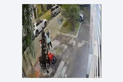 VIDEO: Le roban la moto, pero la recupera con un 'eléctrico' y doloroso método